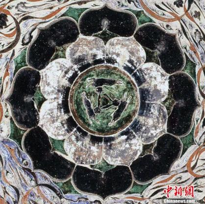 敦煌"三兔共耳"纹样在文创及包装设计中的视觉转化研究(图1)